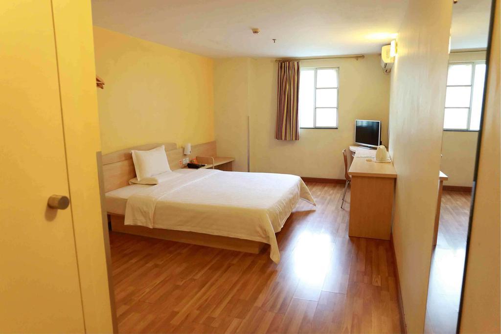 7Days Inn Beijing Railway Station Guangqu Gate Metro Station Номер фото