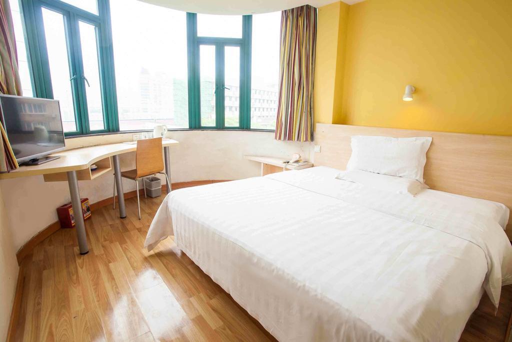 7Days Inn Beijing Railway Station Guangqu Gate Metro Station Номер фото